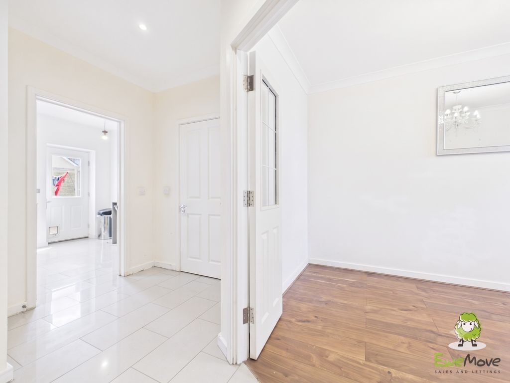 Property photo 3 of 27 Ewemove Estate Agents Basingstoke -Rockbourne Road