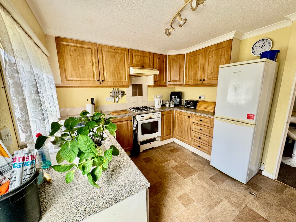 Property photo 3 of 10 Kitchen
