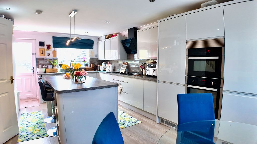 Property photo 3 of 38