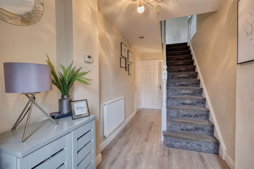 Property photo 2 of 21 Entrance Hall