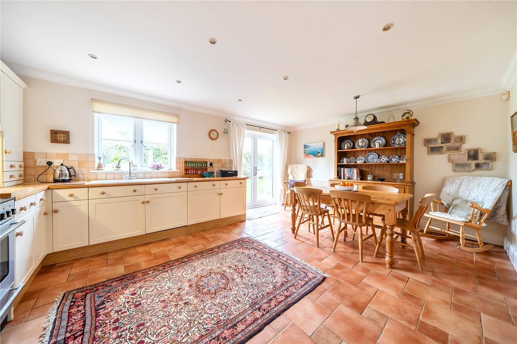 Property photo 3 of 19 Kitchen