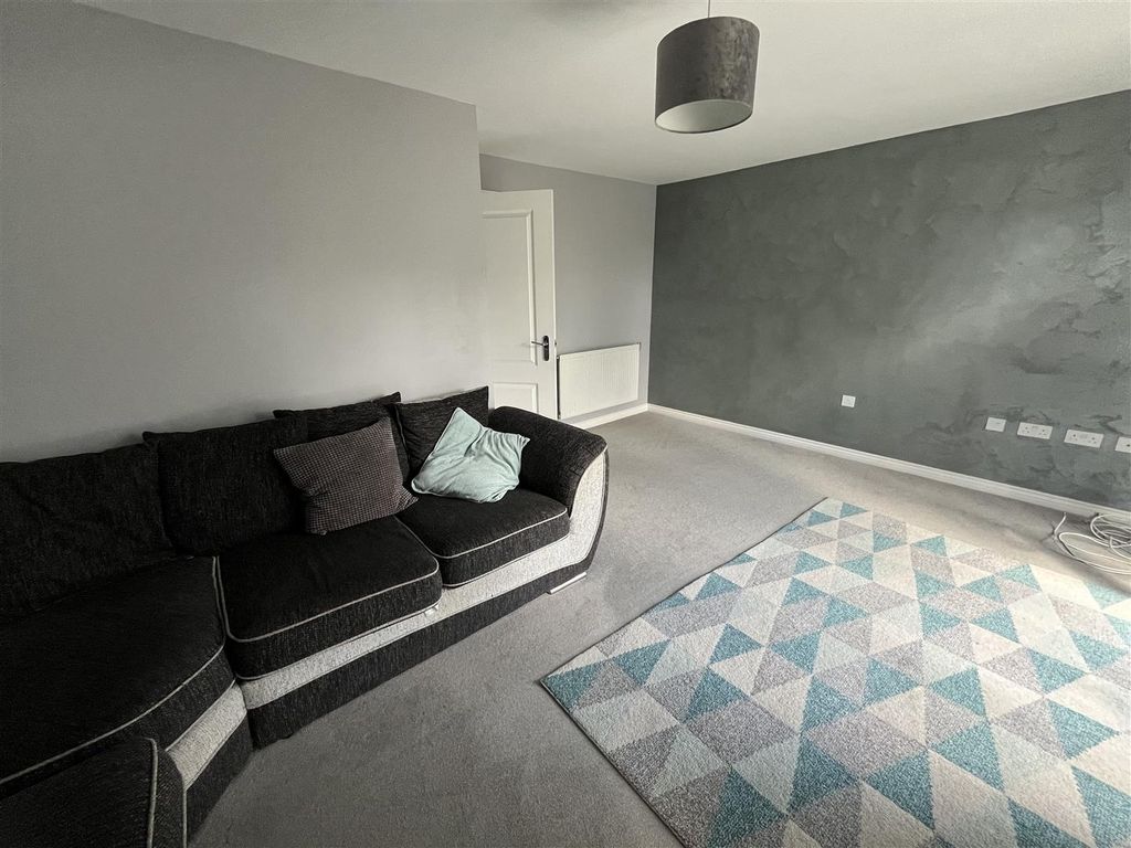 Property photo 3 of 14 Lounge