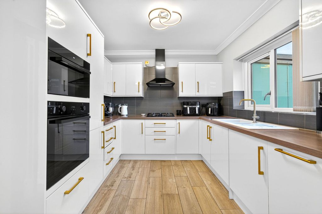 Property photo 3 of 18 Kitchen