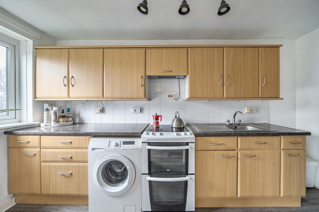 Property photo 2 of 18 1417056-7-699c52F...