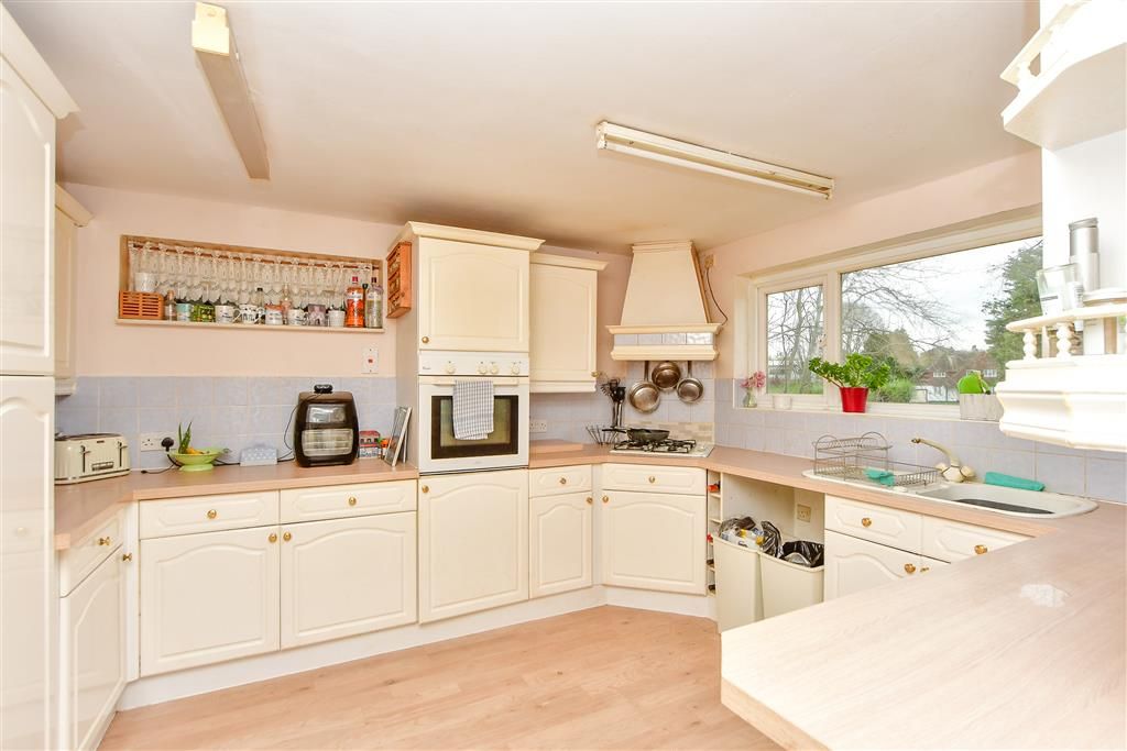 Property photo 1 of 11 Kitchen