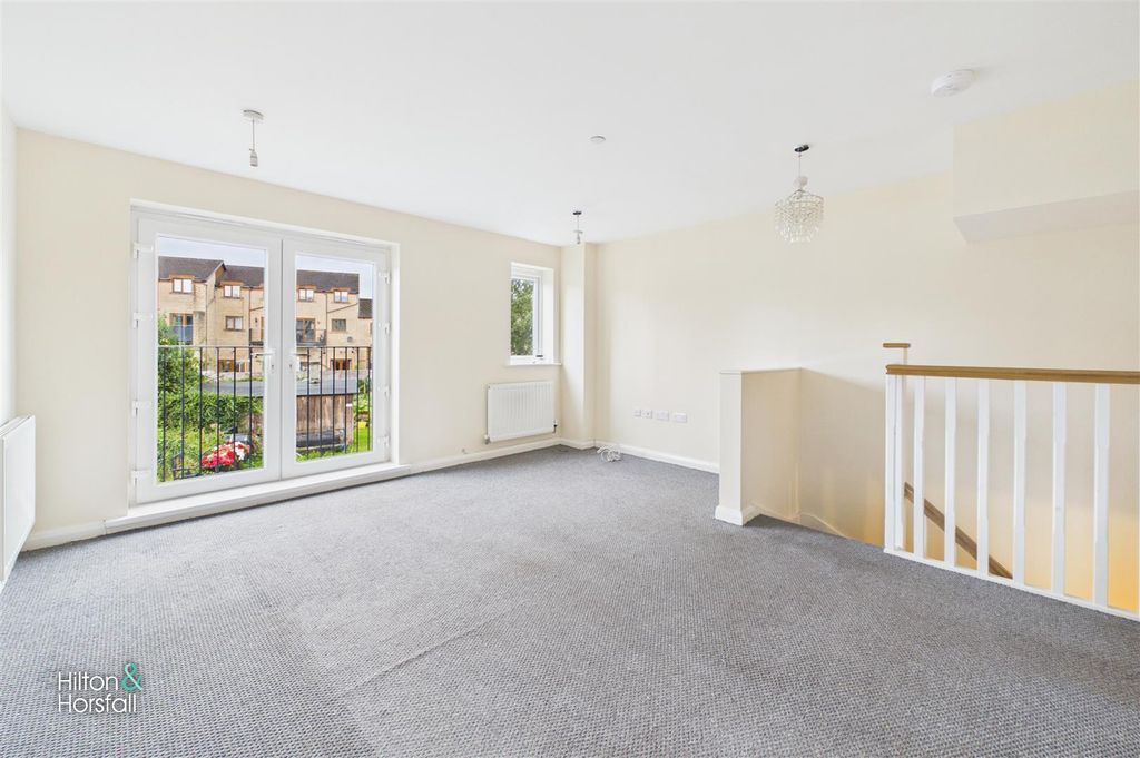 Property photo 2 of 17 Vale Mews