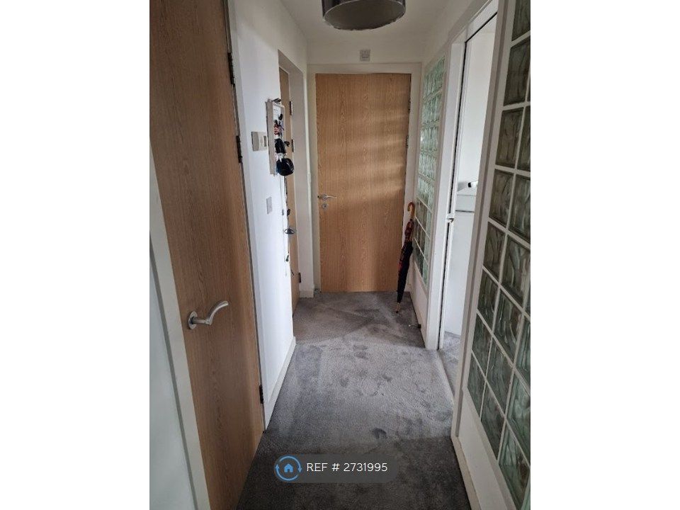 Property photo 2 of 8 Hallway