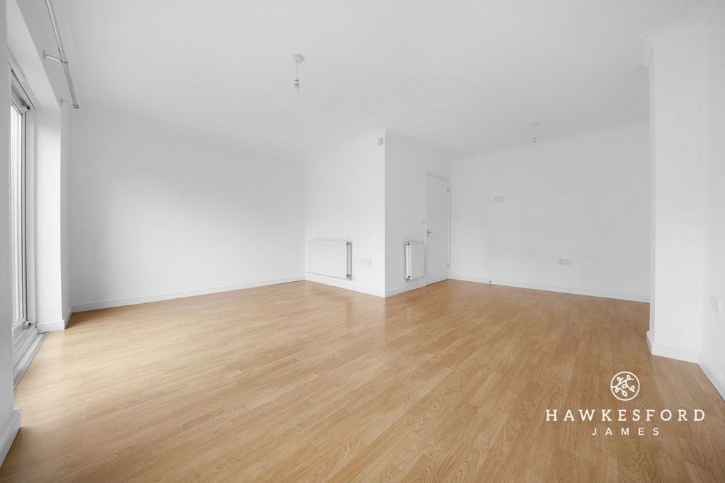 Property photo 3 of 15 Anatase Close, Sittingbourne - Lounge