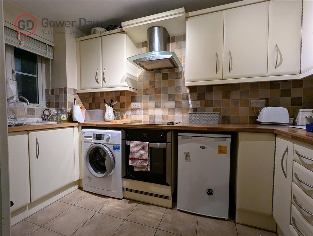 Property photo 3 of 5 Kitchen