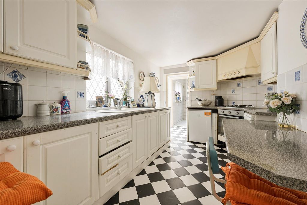 Property photo 3 of 16 Fairfield Road, E3