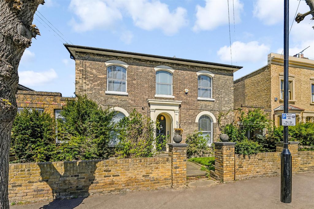 Property photo 2 of 33