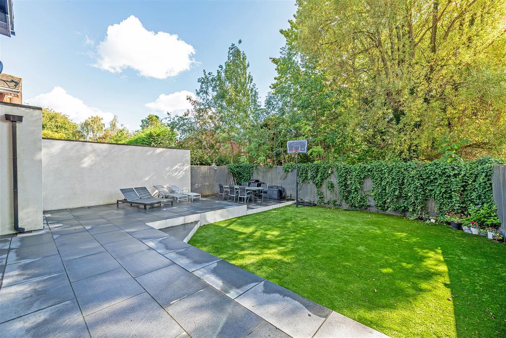 Property photo 3 of 27 Garden