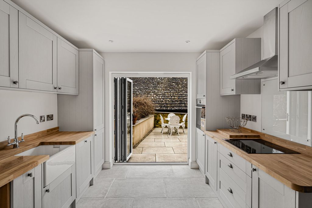 Property photo 3 of 16 Kitchen