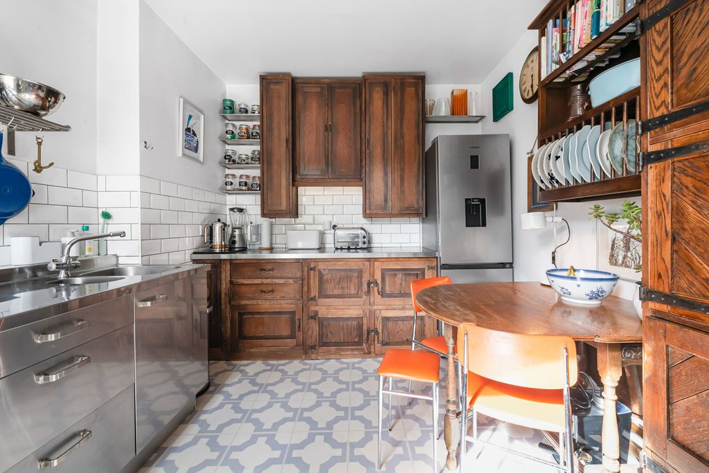 Property photo 3 of 23 Kitchen