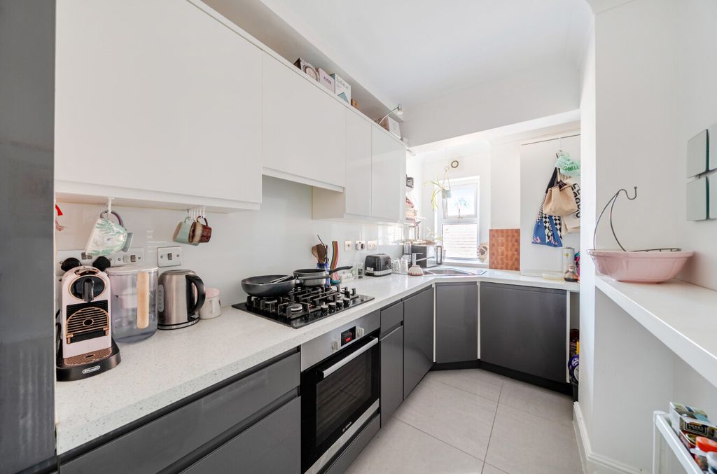 Property photo 2 of 11 1470795-10-6A3Bc2...
