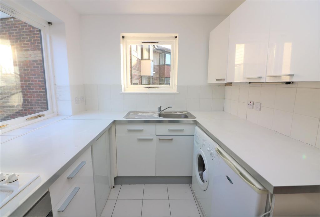 Property photo 2 of 7 Barnfield Place.Jpg