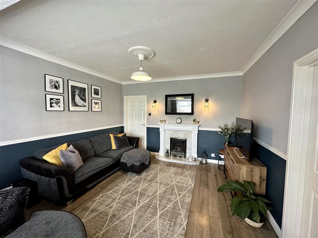 Property photo 3 of 20 Lounge