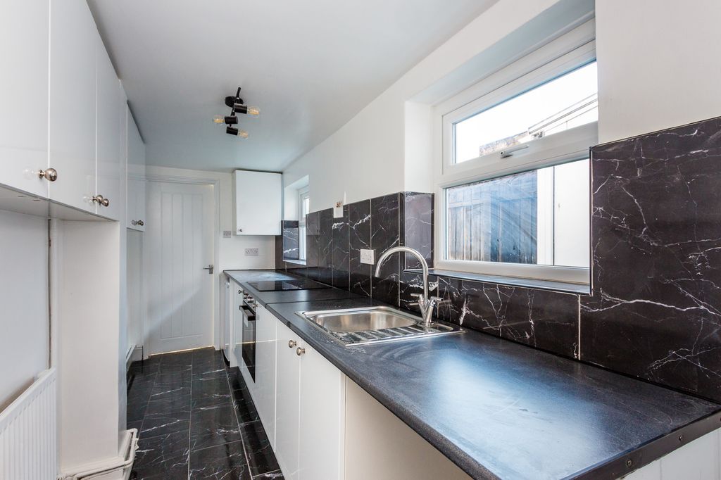 Property photo 2 of 11 Kitchen