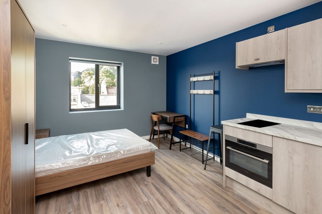 Property photo 3 of 5 A Modern And Inviting Double Bedroom Featuring Sty...