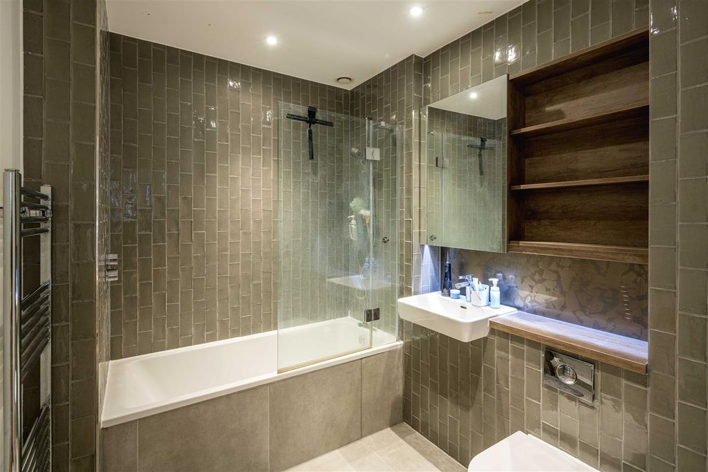 Property photo 3 of 9 Bathroom.Jpeg