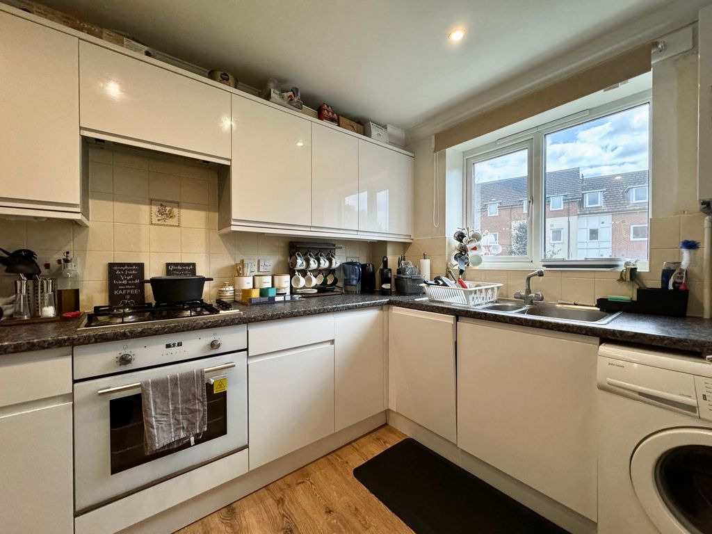 Property photo 3 of 8 Kitchen