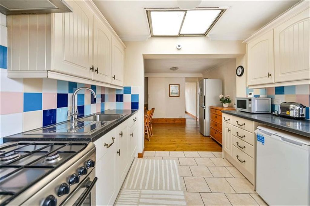 Property photo 2 of 9 Kitchen