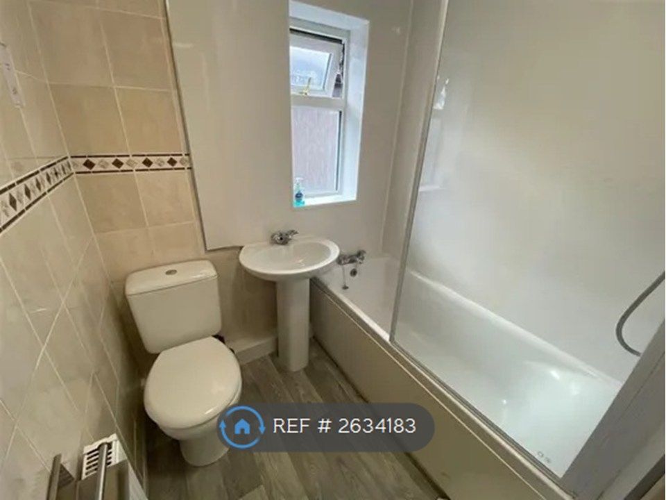 Property photo 3 of 11 Bathroom