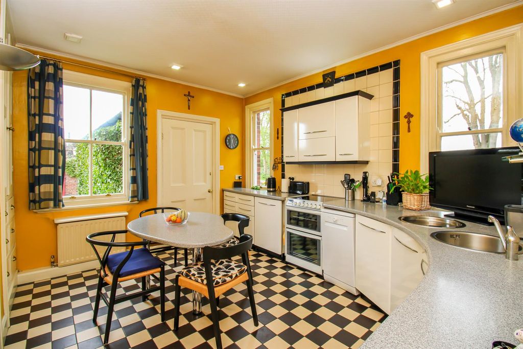 Property photo 3 of 28