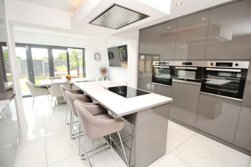 Property photo 3 of 33