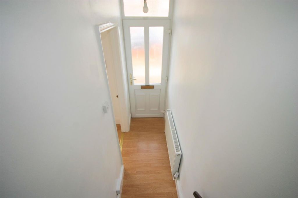 Property photo 2 of 18 Entrance Hall