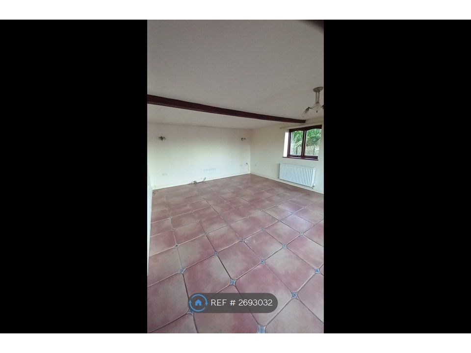 Property photo 3 of 18 Livingroom