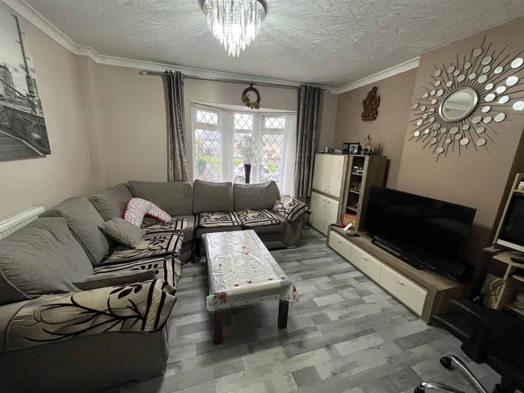 Property photo 2 of 12 Lounge