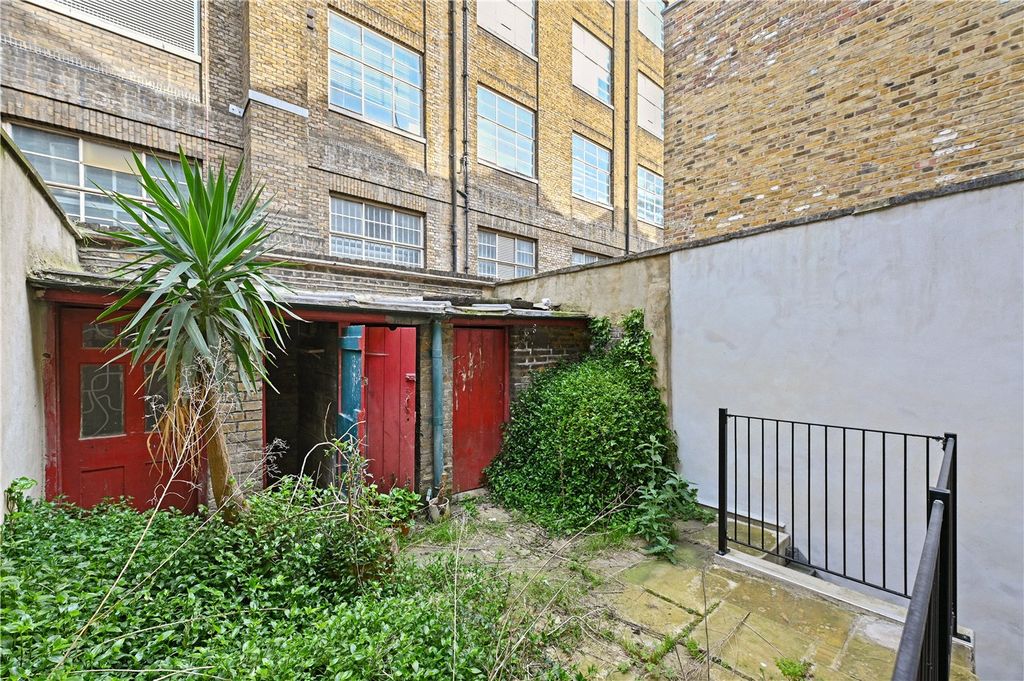 Property photo 3 of 13 Garden & Outbuilding