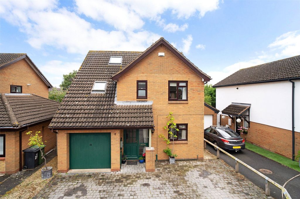 Property photo 1 of 16 29 St Marks Close