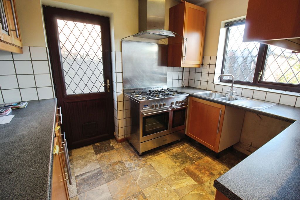 Property photo 3 of 11 Kitchen