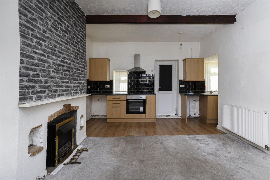 Property photo 3 of 14 Living Kitchen