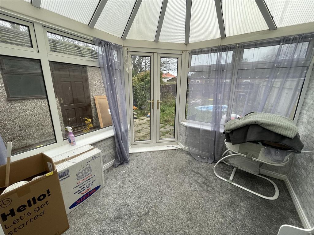 Property photo 3 of 11 Conservatory