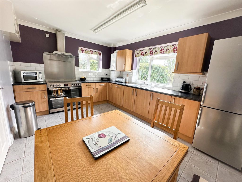 Property photo 3 of 25 Kitchen/Diner