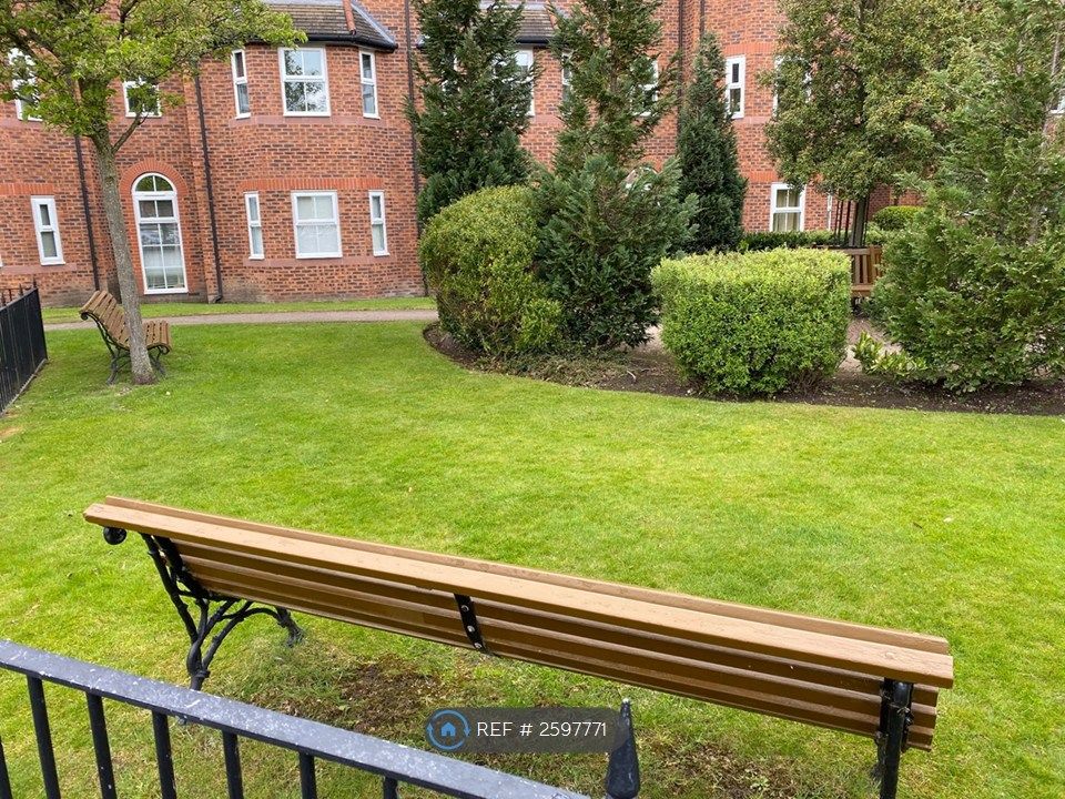 Property photo 3 of 12 Communal Gardens