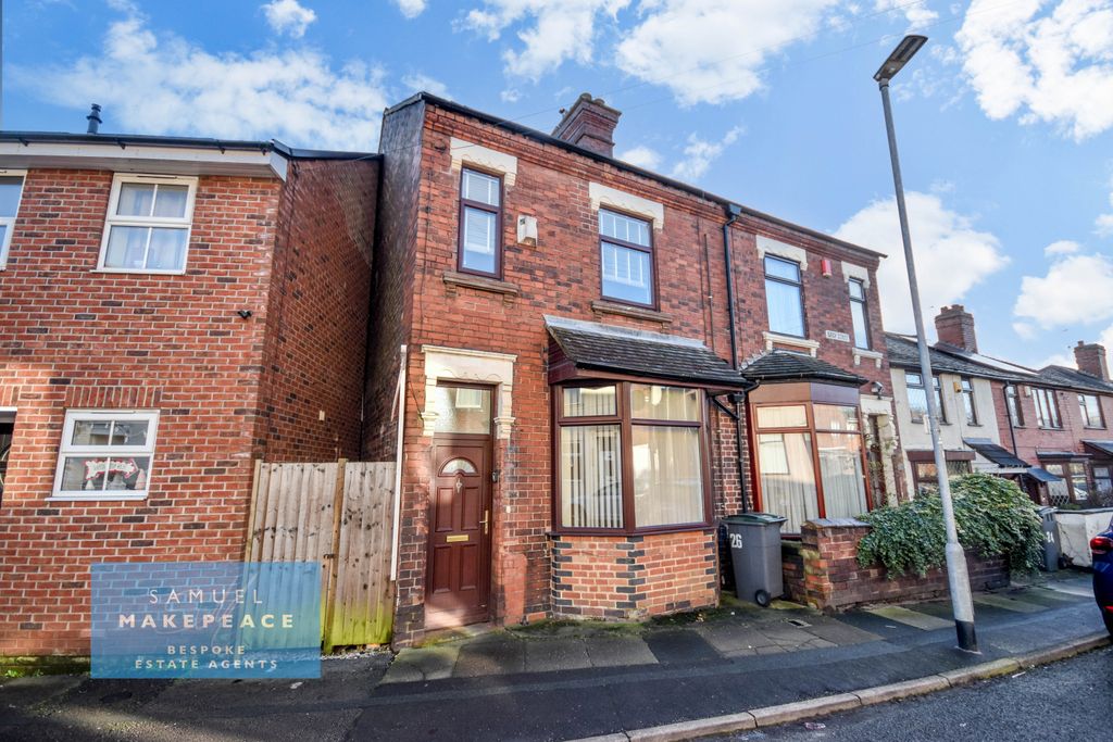 Property photo 1 of 18 Gorgeous Three Bedroom Semi-Detached Property With Spacious Rooms