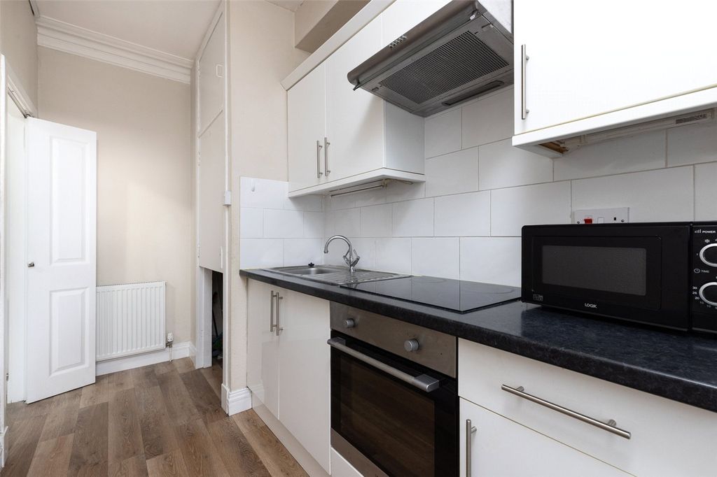 Property photo 3 of 11 Kitchen