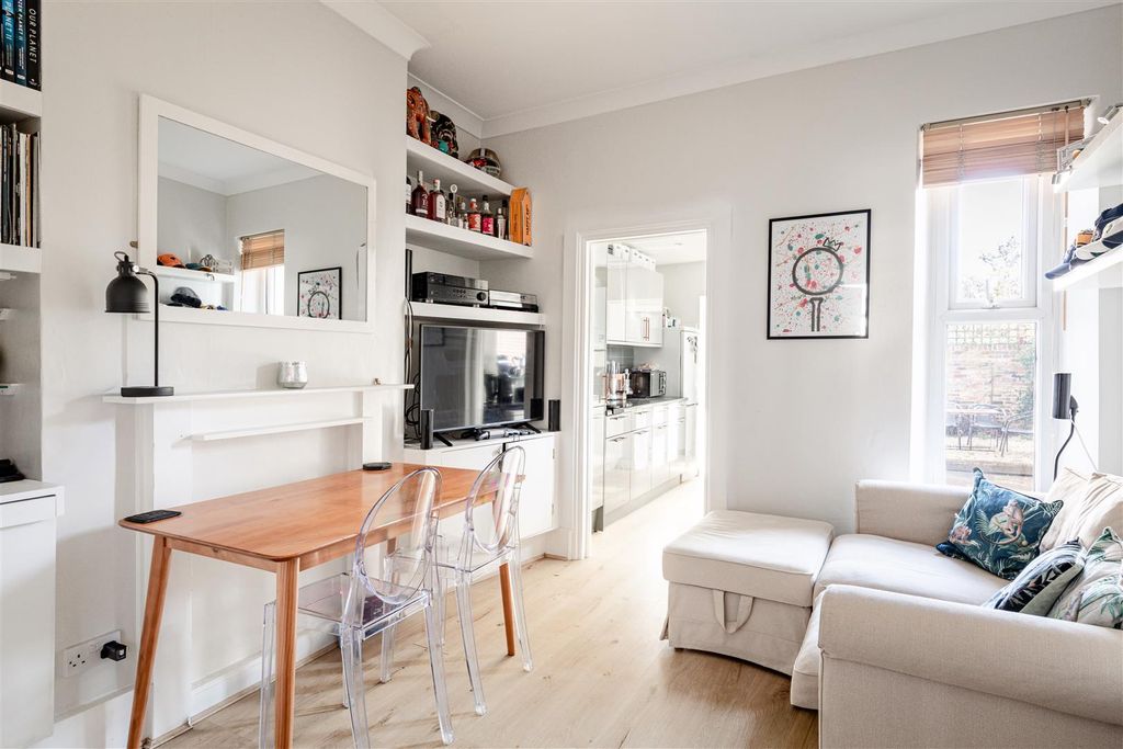 Property photo 2 of 15 Brackenbury Road-6.Jpg