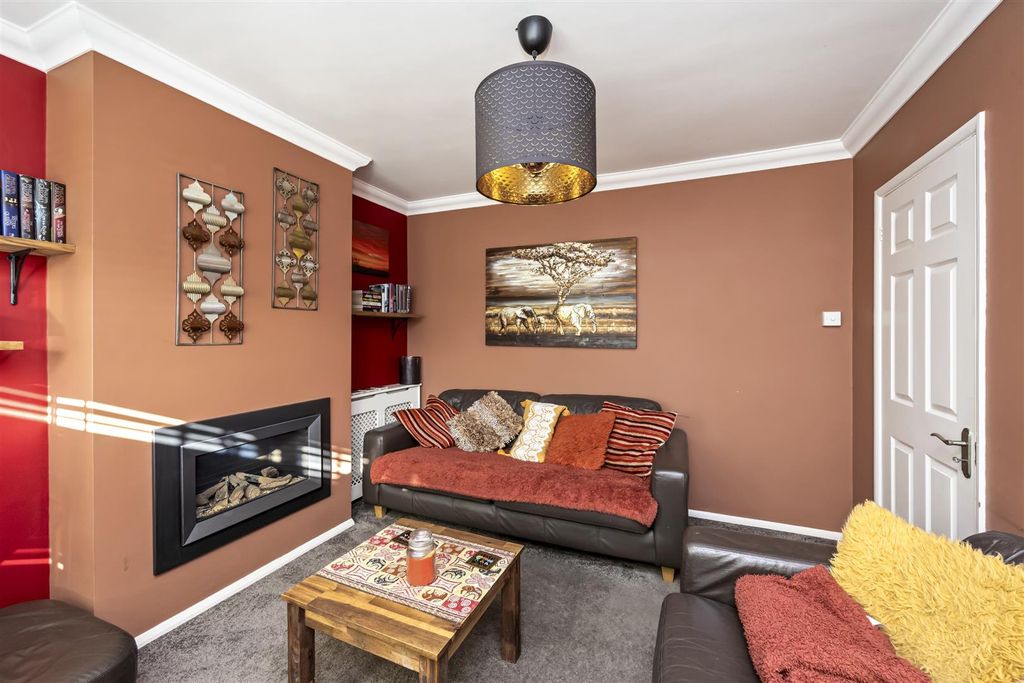 Property photo 3 of 25 Nutley Crescent, 97-014.Jpg