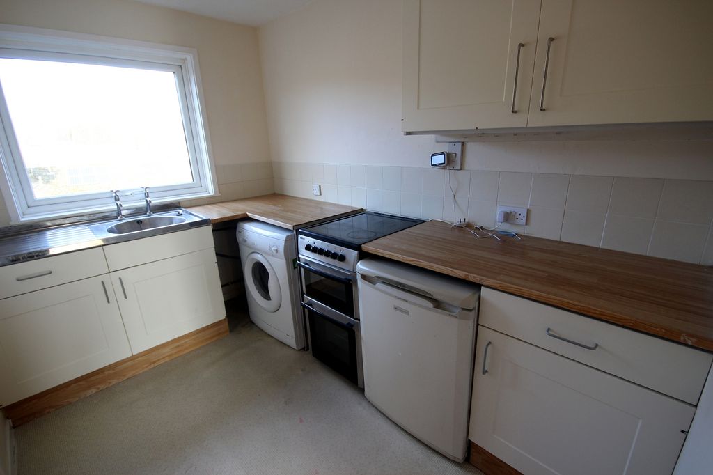 Property photo 2 of 6 Kitchen