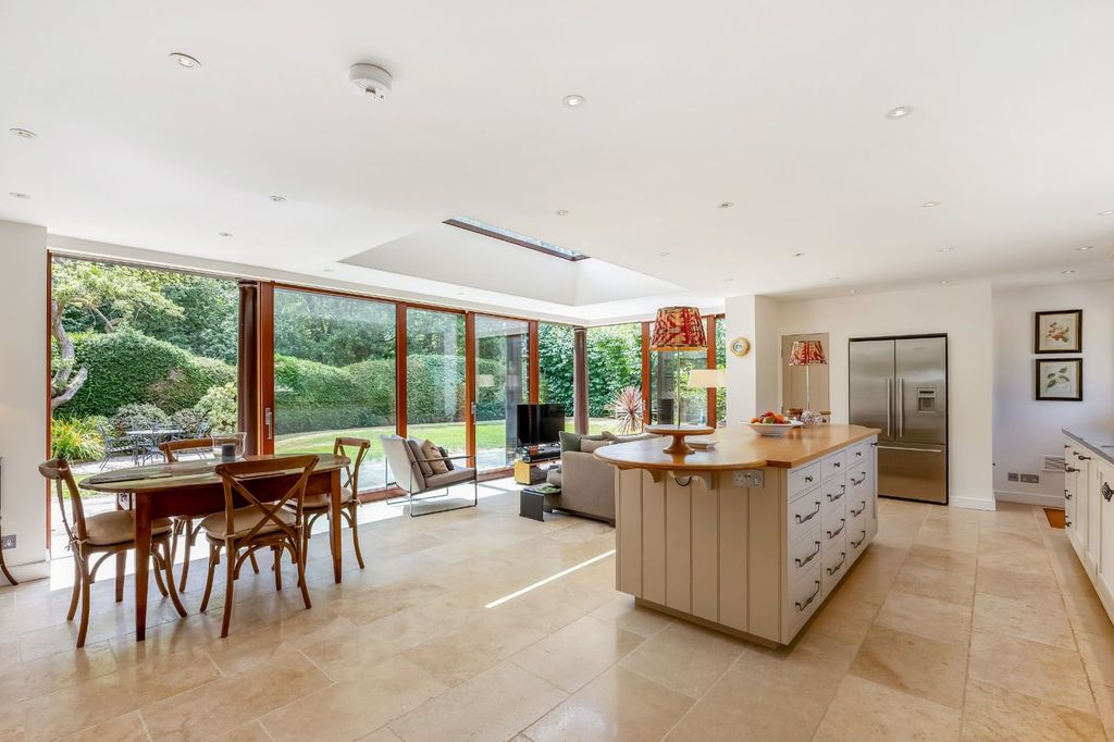 Property photo 2 of 31 Kitchen/Breakfast