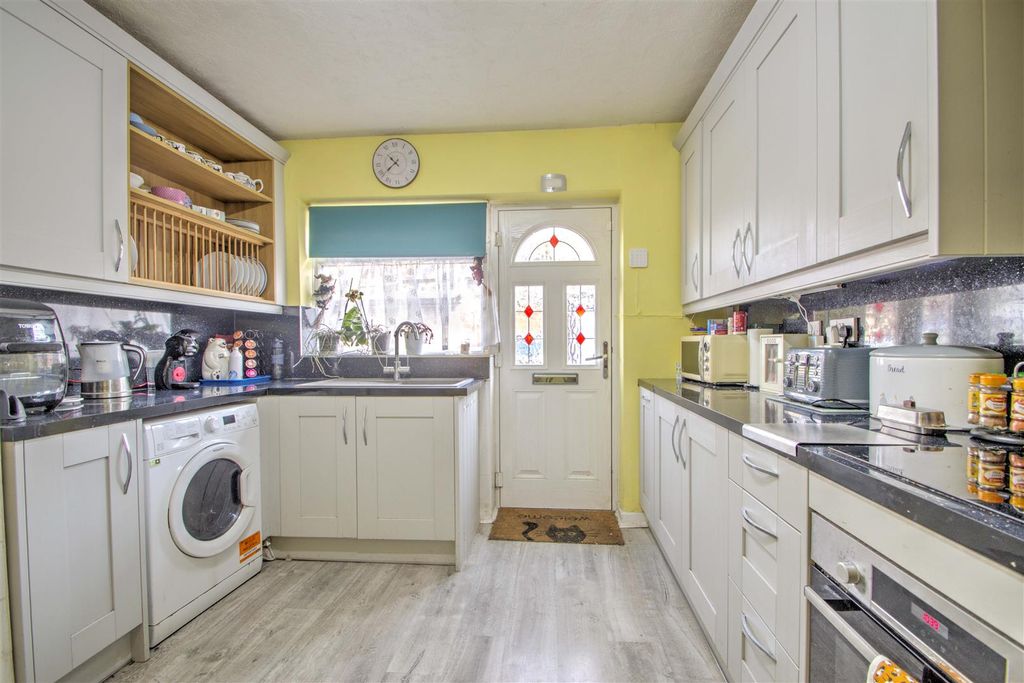 Property photo 3 of 10 Kitchen