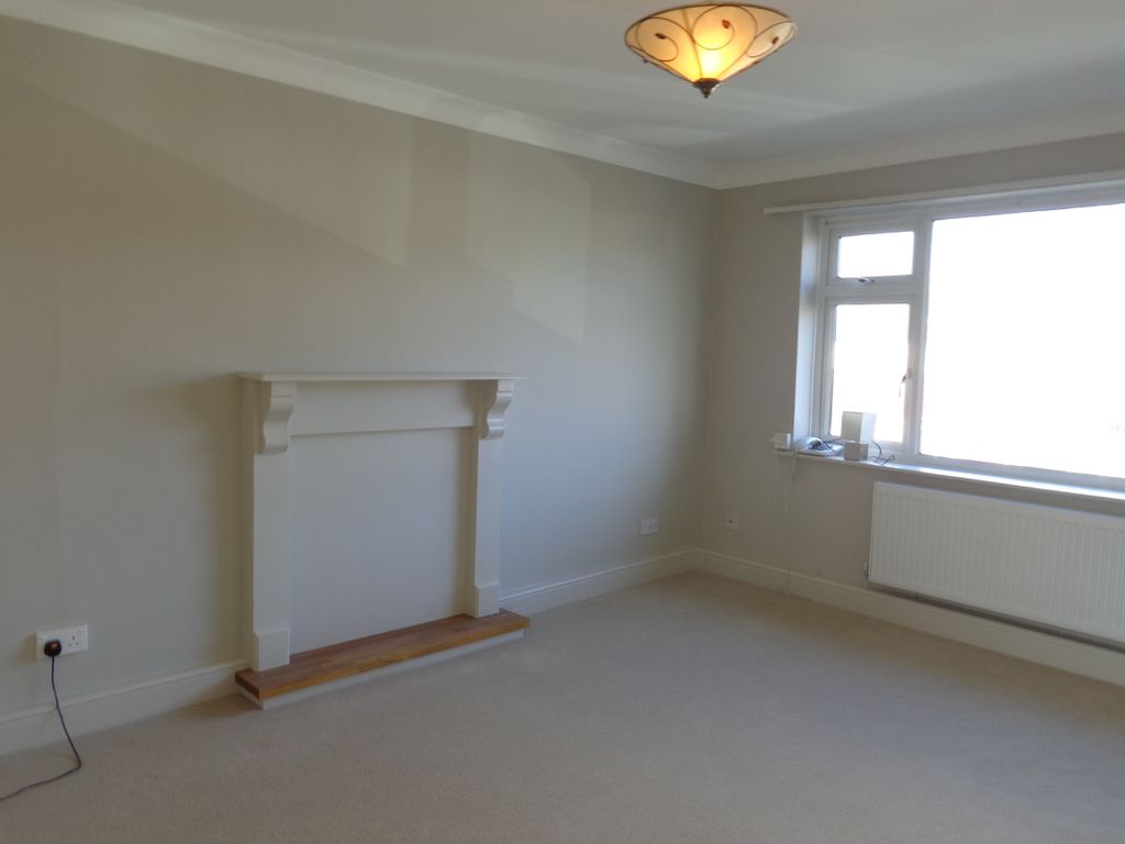 Property photo 3 of 6 Spacious Lounge