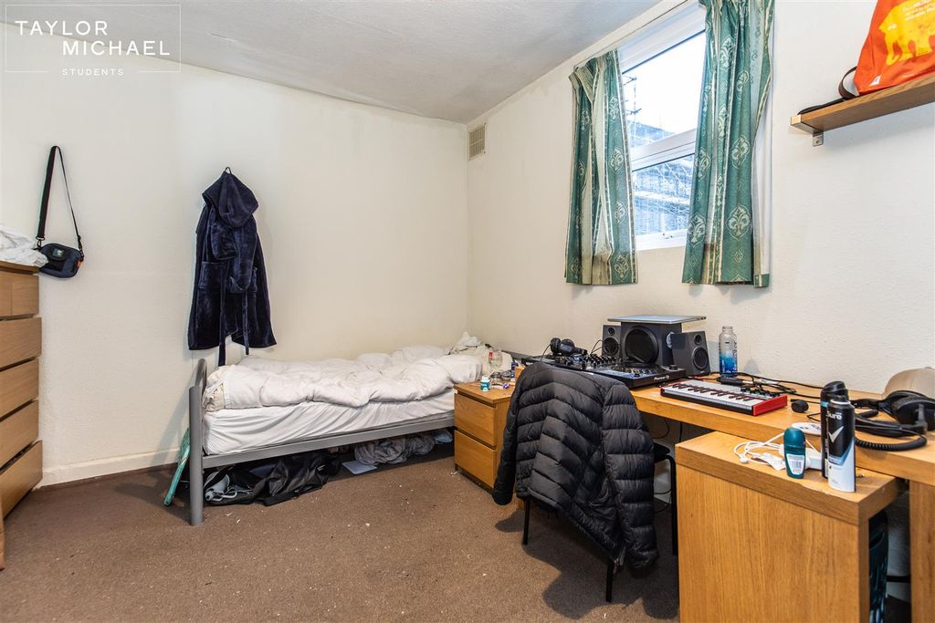 Property photo 2 of 6 Bedroom