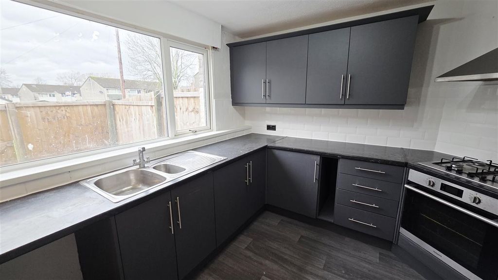 Property photo 3 of 17 Kitchen