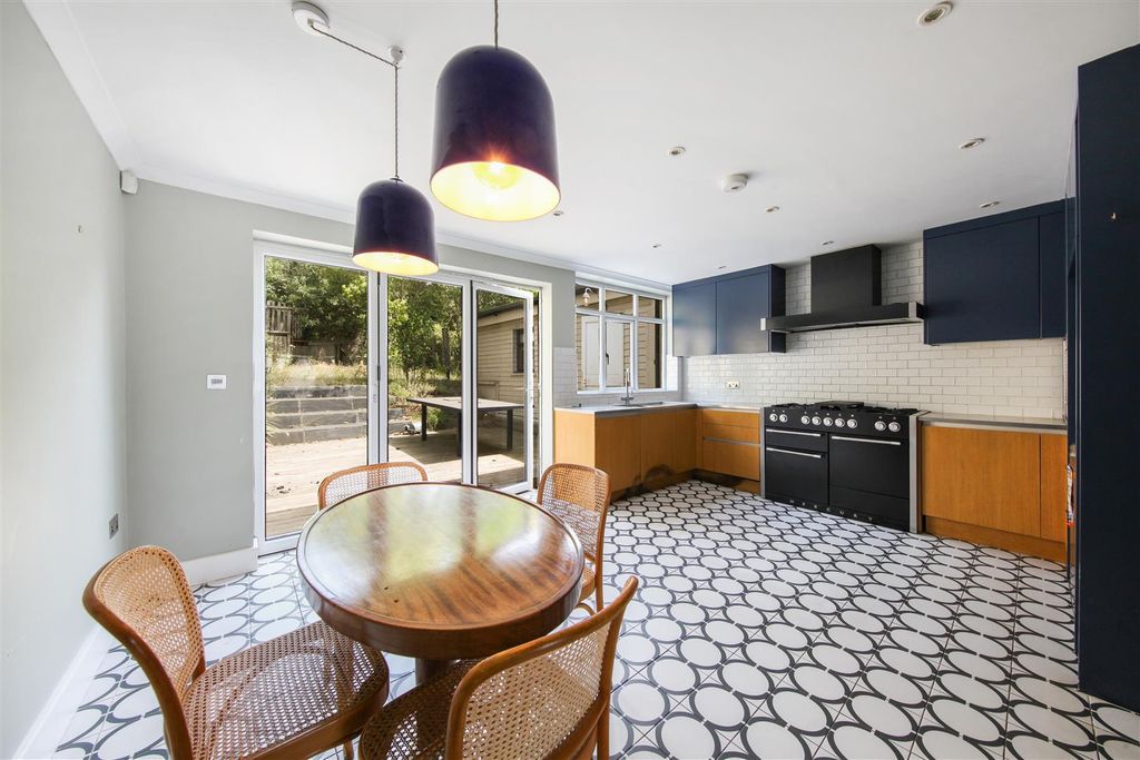 Property photo 3 of 16 82 Tanfield Avenue - N66Im219Rh1Uq2Bfvkf7.Jpg